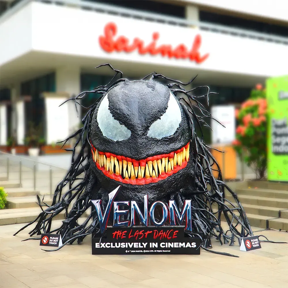 Patung kepala Venom berukuran besar untuk kampanye film Venom: The Last Dance dari Sony Pictures Indonesia di pelataran depan gedung Sarinah, Jakarta