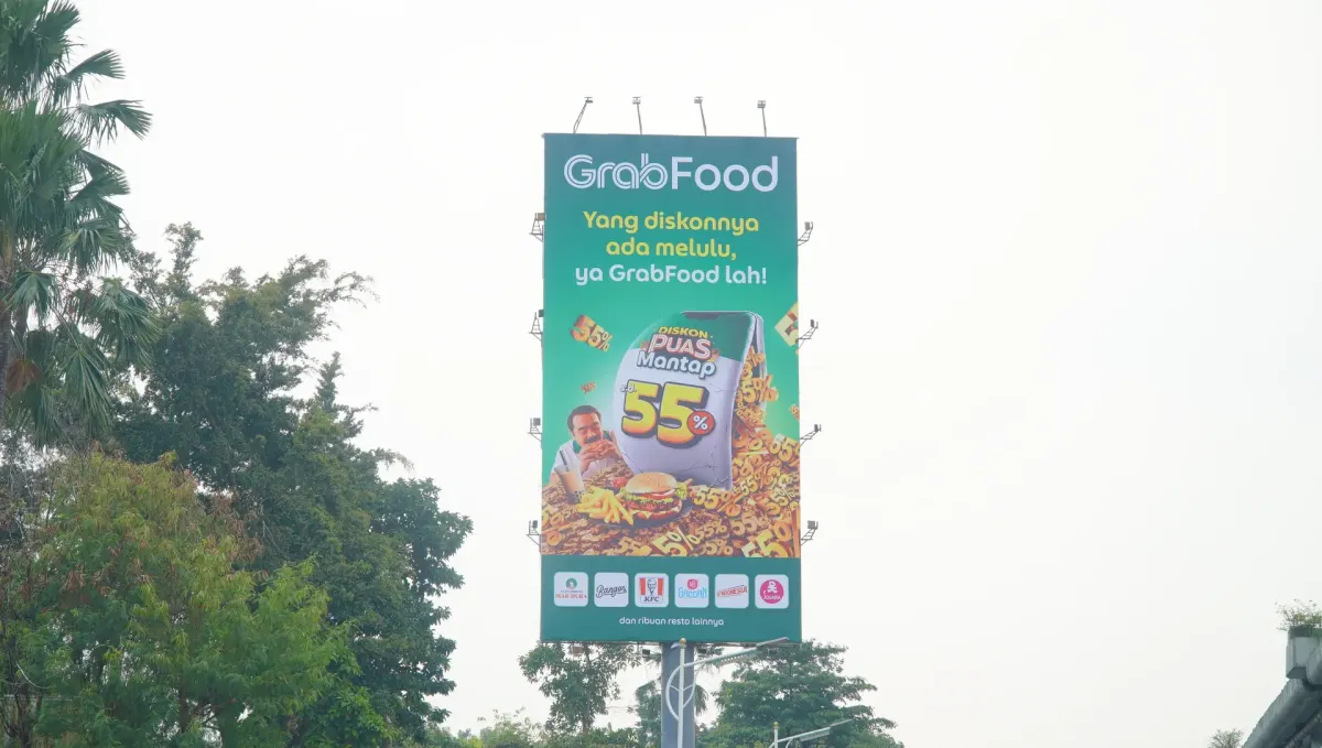 Billboard TB Simatupang 8 x 16 m menayangkan materi GrabFood pada siang hari