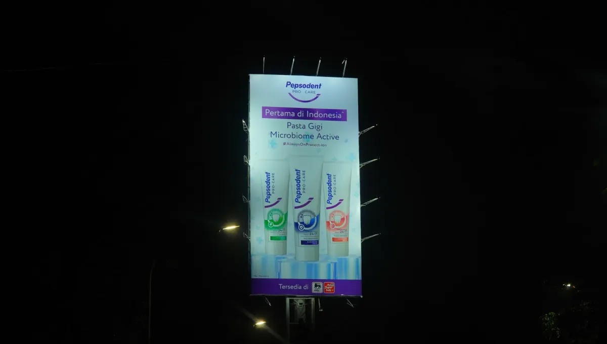 Billboard Kota Kasablanka di Jl. Dr. Saharjo diterangi lampu sorot pada malam hari