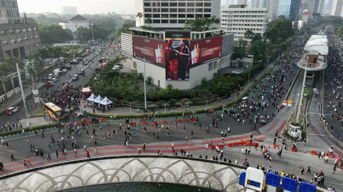 L'Oréal CFD Jakarta live stream on the Mandarin Oriental LED videotron