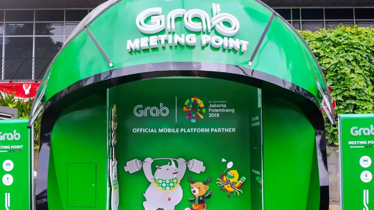 Booth Grab Meeting Point berbentuk kubah hijau dengan tiang penanda di kedua sisinya, karya on-ground creative branding 8infiniooh