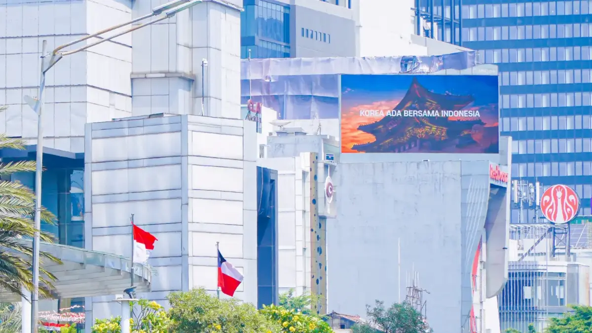 LED videotron besar di Dukuh Atas, Jakarta Pusat, menghadap arus kendaraan Jl. Jend. Sudirman ke arah Senayan