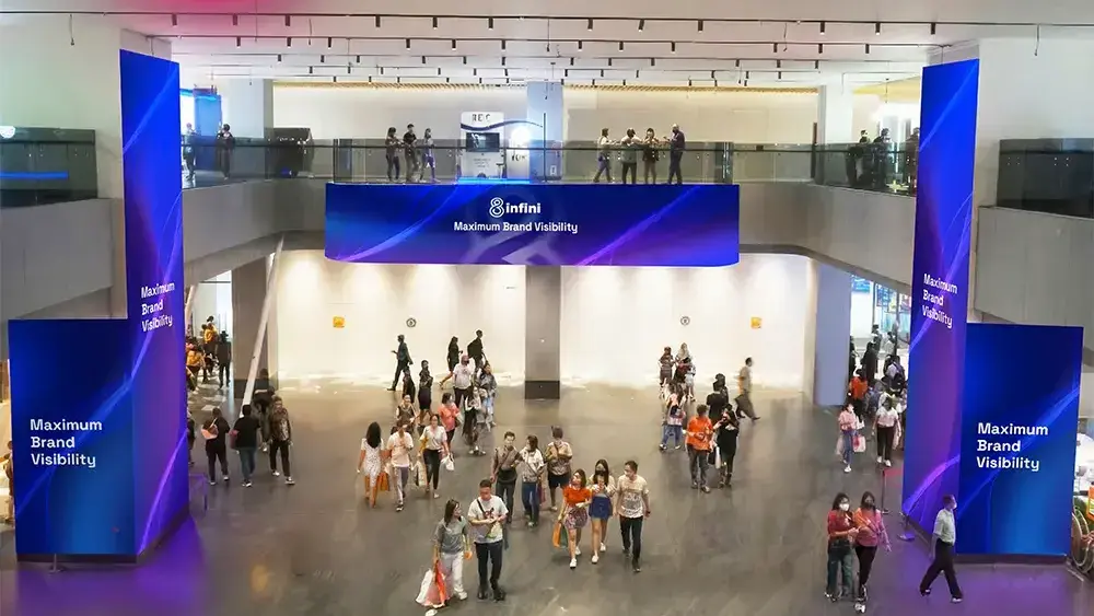 Layar LED pilar dan strip LED di atrium Agora Lifestyle Mall, Tanah Abang, Jakarta Pusat, dengan pengunjung berjalan di bawahnya