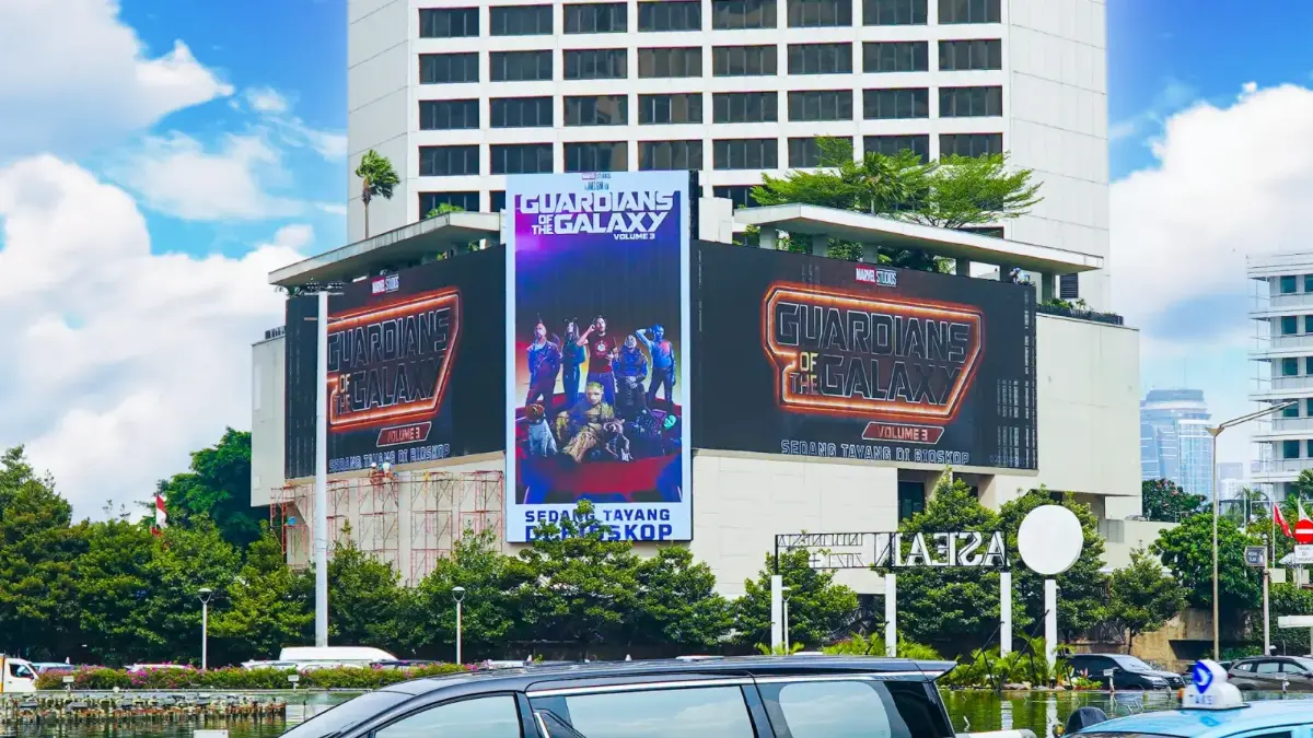 Kampanye Disney Guardians of the Galaxy Vol. 3 di LED robotic Mandarin tiga sisi yang menghadap Bundaran HI, dengan lalu lintas di depannya