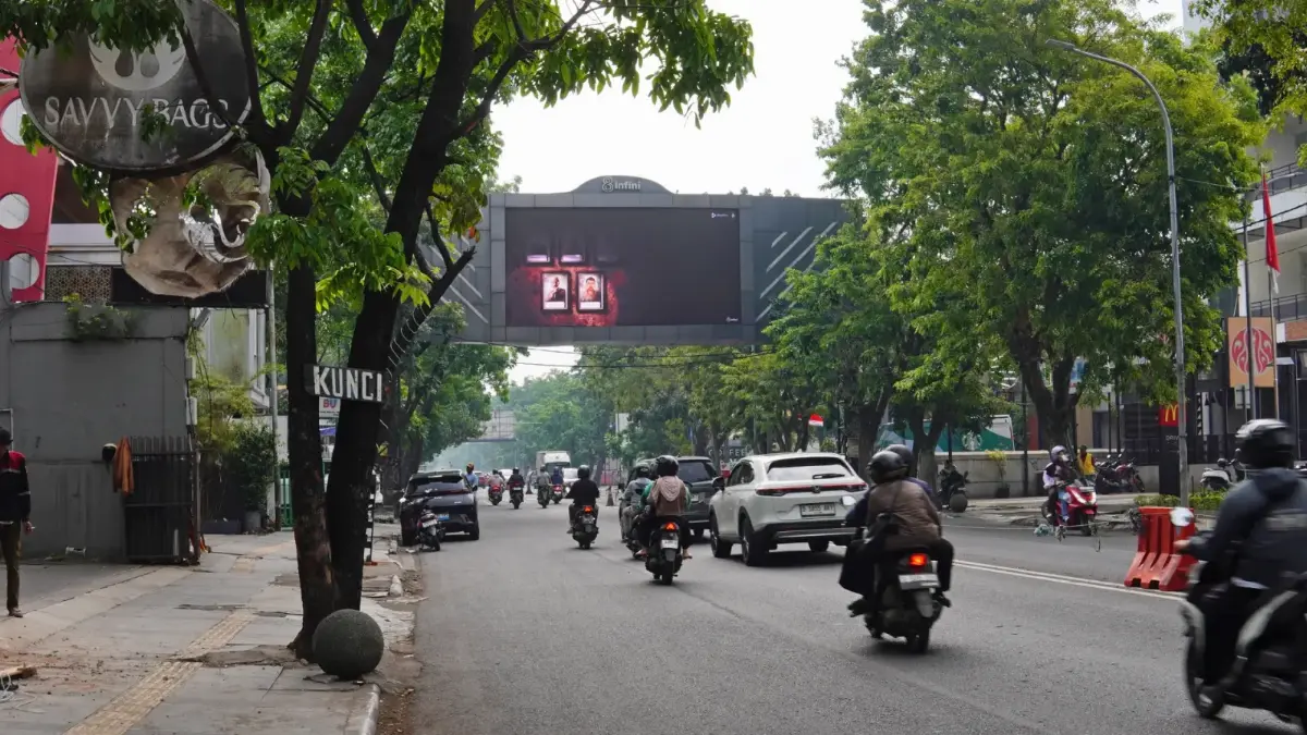8infiniooh LED videotron spanning Jl. Buah Batu in Bandung, facing traffic toward the city centre