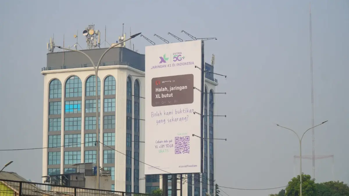 Billboard Arjuna A berukuran 6 x 12 m di Jl. Arjuna Selatan, Jakarta Barat, berdiri di depan gedung perkantoran