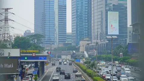Portrait LED videotron on a building along Jl. Gatot Subroto, Jakarta, seen above traffic near the Semanggi toll gate