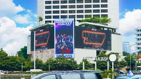 Kampanye Disney Guardians of the Galaxy Vol. 3 di LED robotic Mandarin tiga sisi yang menghadap Bundaran HI, dengan lalu lintas di depannya